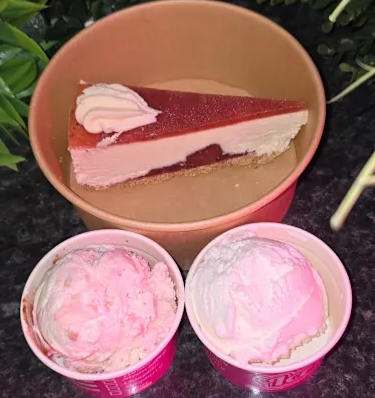 White Chocolate & Strawberry Cheesecake 